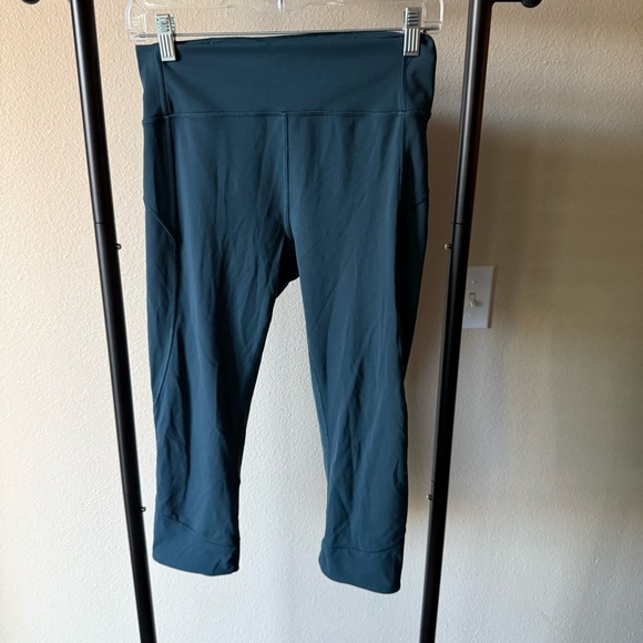 Lululemon In Movement Crop *Everlux 19"
Mach Blu - Picture 2 of 4